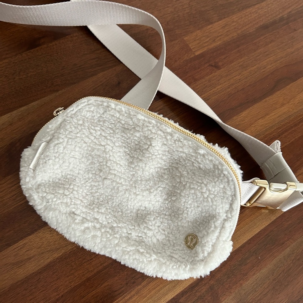 Lululemon Everywhere Belt Bag 1L Fleece White/Gold
New without tags